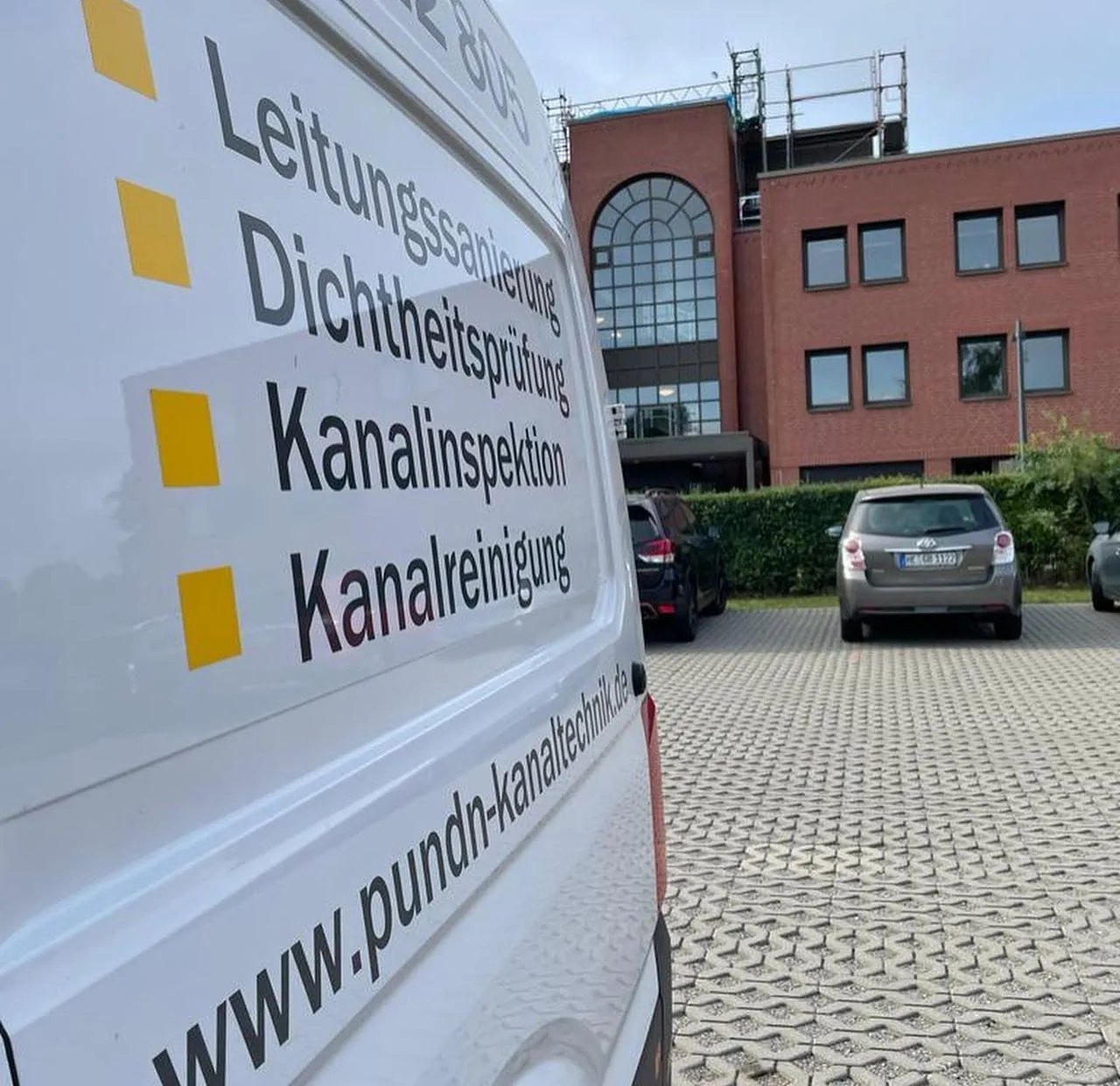 Seitenbeschriftung eines P&N-Fahrzeugs mit den angebotenen Kanalleistungen