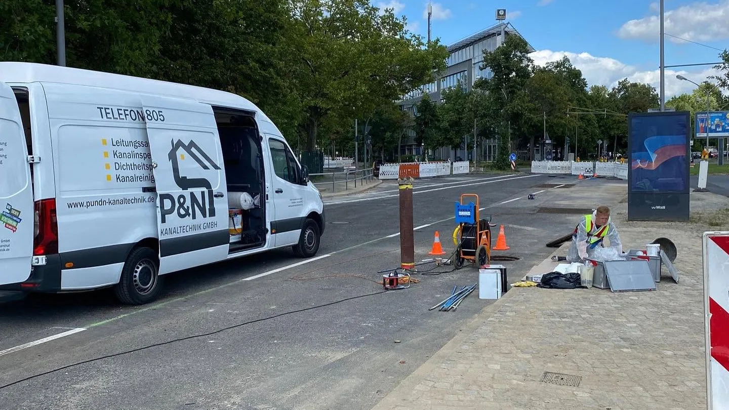 Partnerbetrieb P&N an einem geöffneten Straßenschacht mit Transporter und zugeschnittenem Liner