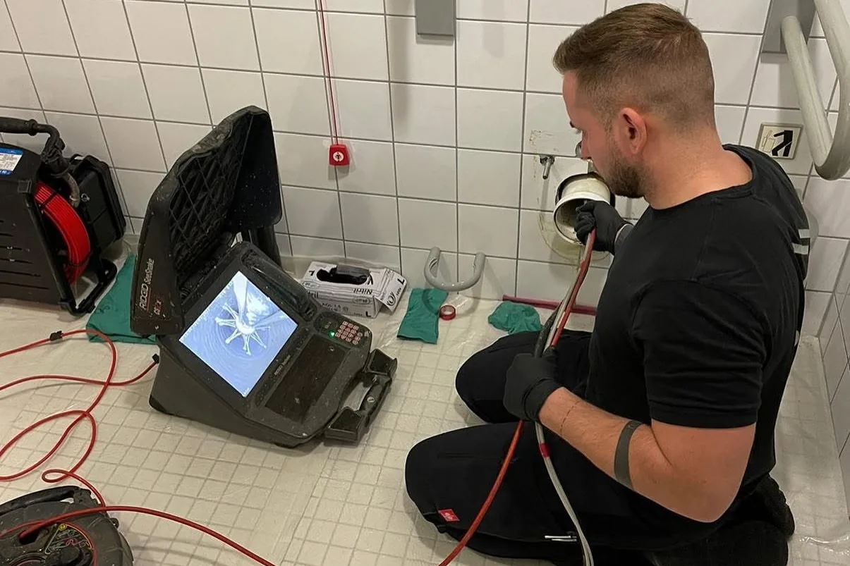Kanal-TV-Untersuchung einer Abwasserleitung im Sanitärraum durch den Partnerbetrieb P&N Kanaltechnik GmbH