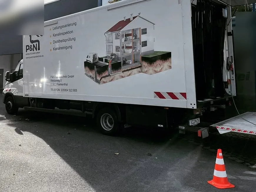 Geöffneter Laderaum eines Einsatzfahrzeugs der P&N Kanaltechnik GmbH mit Geräten für Arbeiten an Abwasserleitungen